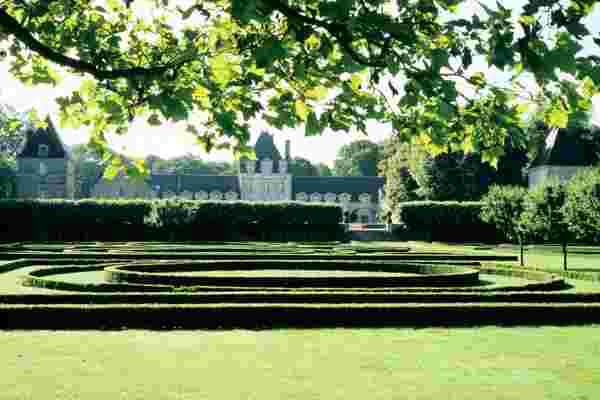 Step Inside Bunny Mellon's Glorious Gardens