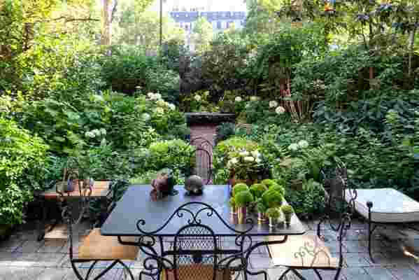 A Paris Party Maven’s Dreamy Garden Sanctum